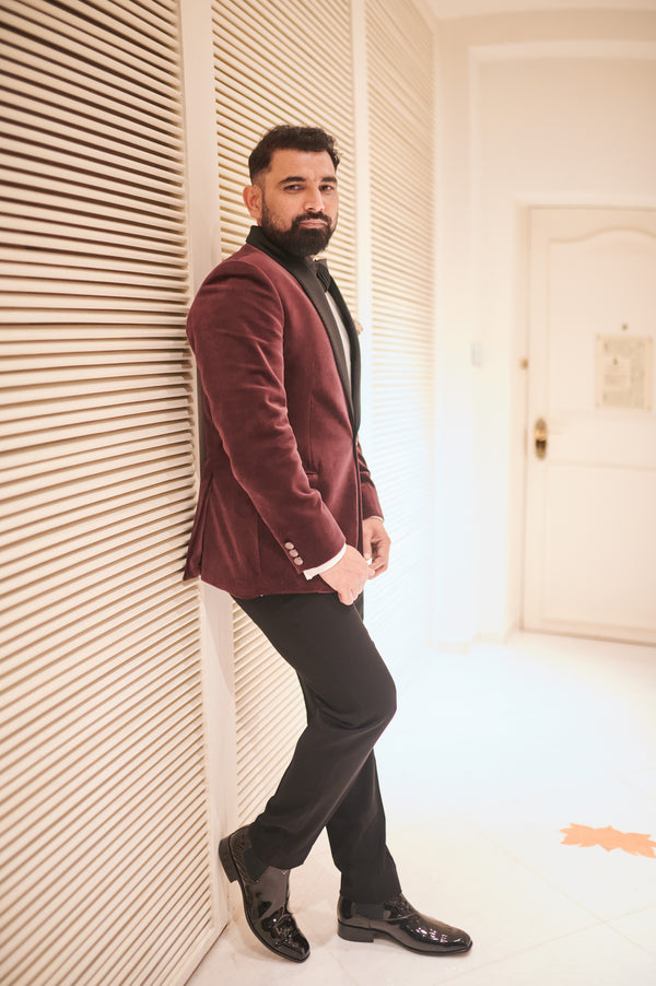 Mohammed Shami acing Tuxedo look to receive the Sportsman of the Year honour at the Sportstar ACES Awards